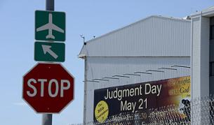 Десетки подобни билбордове с предупреждение за 21 май 2011 г. се <br />
появиха в различни градове в цял свят