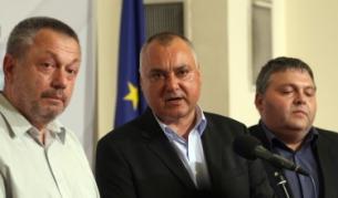 Тримата депутати от "Атака" - Валентин Николов, Кирил Гумнеров и Огнян Пейчев, дадоха брифинг в парламента, на който обявиха, че напускат парламентарната й група
