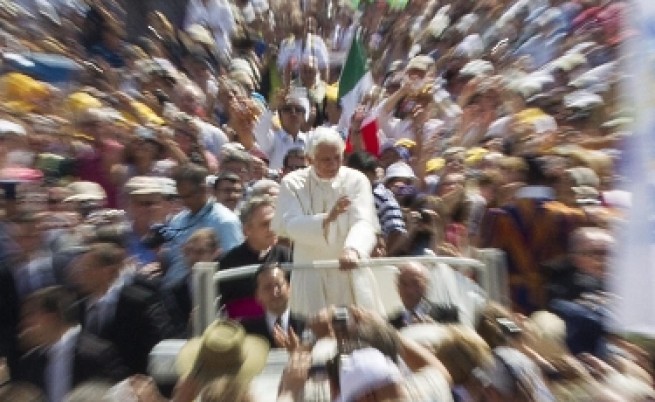 Папата закри манастир заради скандална слава