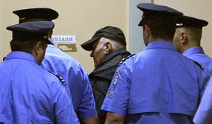 Младич (в средата) в сръбския арест