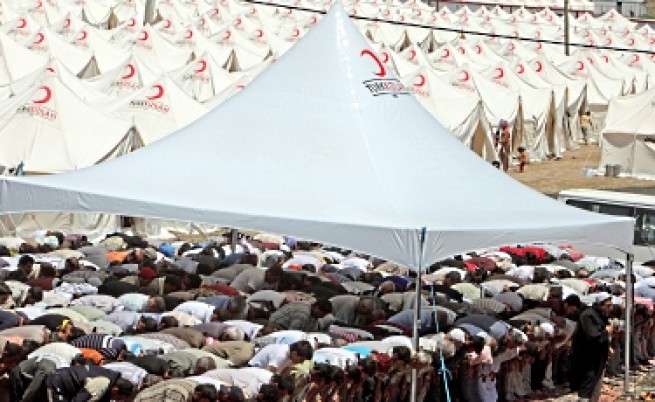 Сирийските бежанци в Турция обявиха гладна стачка