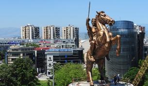 Новият паметник в центъра на Скопие