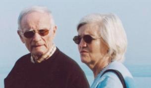 ЕПА разпространи снимка, предоставена от ФБР - издирваният за 19 убийства Джеймс Бългър и живеещата с него Катрин Грег през април 2007 г. в Таормина на остров Сицилия