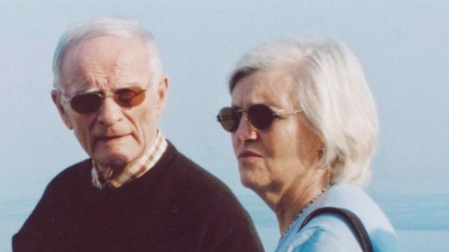ЕПА разпространи снимка, предоставена от ФБР - издирваният за 19 убийства Джеймс Бългър и живеещата с него Катрин Грег през април 2007 г. в Таормина на остров Сицилия