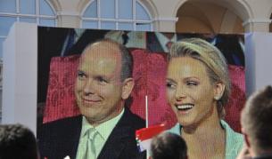 Сватбата бе предавана на гигантски екран, окачен пред двореца