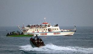 Лодка с израелски войници се приближава към кораб от първата флотилия през май 2010 г.