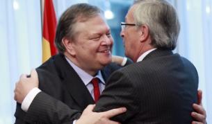 Гръцкият финансов министър Евангелос Венизелос прегръща председателя на Еврогрупата, премиера на Люксембург Жан-Клод Юнкер, на срещата в Брюксел