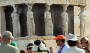 Туристите се завръщат в Гърция, привлечени от рязкото понижение на цените