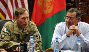 Ген. Петреъс (вляво) и Лион Панета
