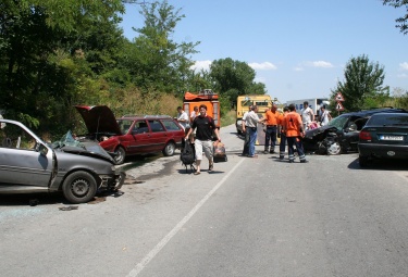 Четирима пострадаха при верижна катастрофа край Търговище