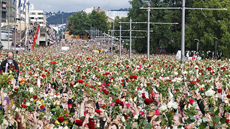 Между 100 и 150 хил. души се събраха на "шествието на розите" в Осло