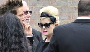 Кели Озбърн отиде на погребението на Уайнхаус, за да се сбогува с близката си приятелка