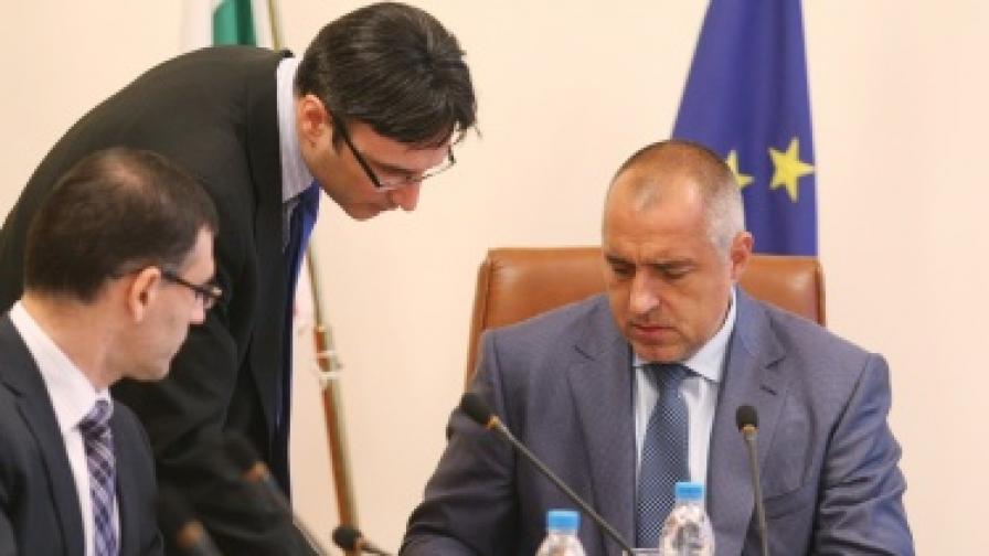 Премиерът Бойко Борисов, министърът на икономиката Трайчо Трайков и министърът на финансите Симеон Дянков