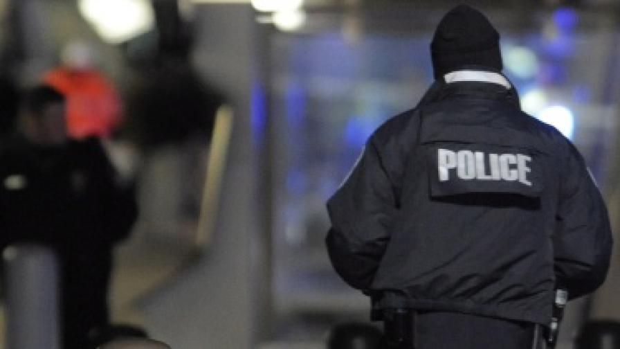 Полицай простреля въоръжен мъж на летище в Холандия