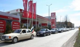 Бензинът поевтиня с около 7 стотинки за литър