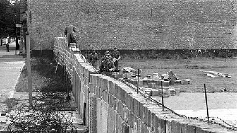 Западен Берлин бе напълно изолиран от Източна Германия след издигането на стената на 13 август 1961 г.