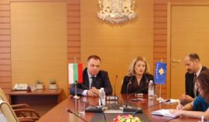 Министър Мирослав Найденов и министър Мимоза Кусари-Лила на срещатна им в София на 11 август 2011 г.