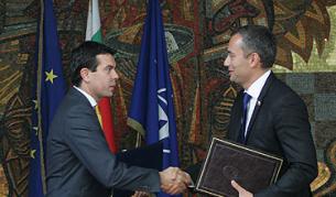 Попоски (вляво) и Младенов