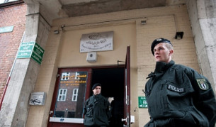 Полицията обискира мюсюлмански културен център в Берлин, където двамата работели