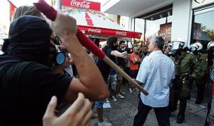 Подпалиха полицейски автобус в Атина