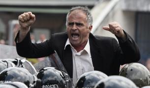 19 май 2010 г. Привърженик на опозицията протестира пред сградата на Централната избирателна комисия. Опозицията се опита да влезе в сградата, заради забавянето на обявяването на резултатите от изборите