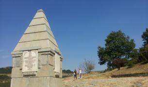 Паметната плоча за мястото където княз Фердинанд чете декларацията за независимост