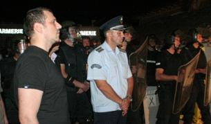 Главният секретар на МВР Калин Георгиев (с черната тениска) в Катуница тази нощ