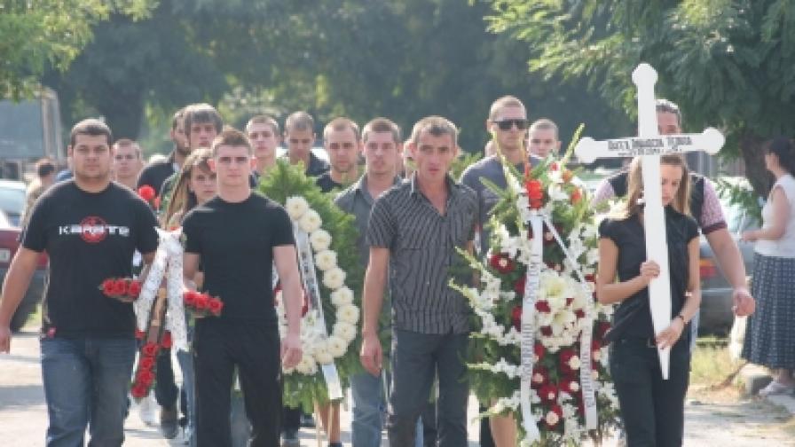 Около 5000 души, повечето от които младежи напълниха гробищния парк в село Катунци, където днес изпращат своя приятел 19-годишния Ангел