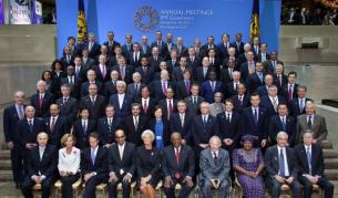 Бордът на директорите на МВФ на годишната им среща във Вашингтон. В центъра на първия ред с бялата коса е управляващият директор Кристин Лагард