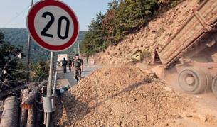 Сърбите издигат барикади от земя и чакъл