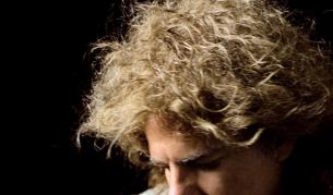 Китаристът Пат Матини показва инструментите си