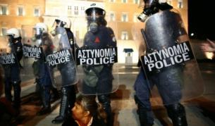 Гърците посрещат "Тройката" с блокади на министерства