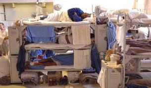 Стачката започна, след като щатските власти започнаха да изпълняват програма за намаляване на пренаселеността в затворите