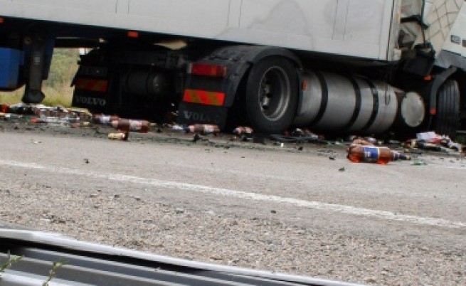Камион заля път Е-79 с бира и предизвика серия от катастрофи