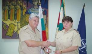 Командирът на Сухопътни войски ген.-майор Стефан Василев връчва новите пагони на полк. Йорданка Симеонова