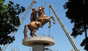 Паметникът на Александър Македонски в центъра на Скопие предизвиква подигравки и възмущение