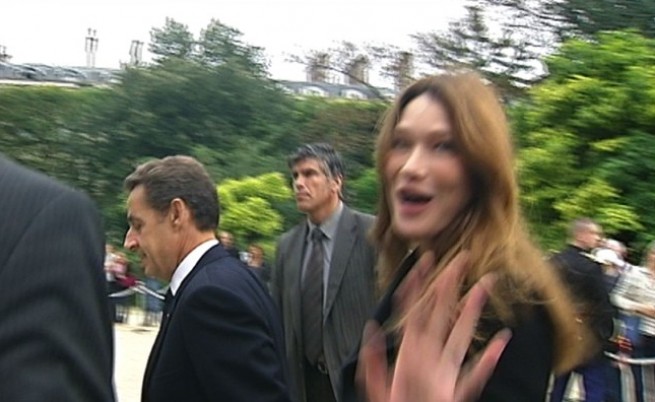 Карла роди момиченце на Саркози