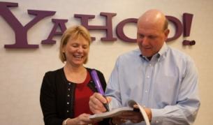 Бившият изпълнителен директор Каръл Барц изглежда доста щастлива при подписването на споразумението за сътрудничество с "Майкрософт" през 2009 г.