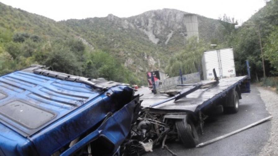 Двама българи загинаха при катастрофа на ТИР в Румъния