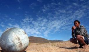 Какви са металните топки, падащи от небето?