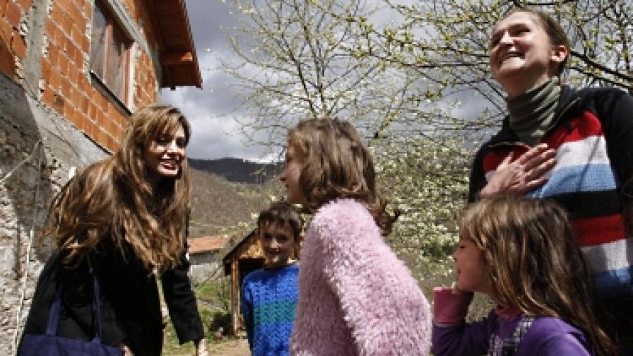 През 2010 г. актрисата Анджелина Джоли посети бежанци в Босна