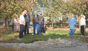 При честите аварии, особено на главен водопровод, училите се превръщат в реки. Тук - такава авария в Казанлък през 2008 г.