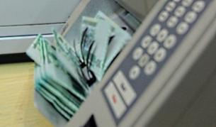Често българите теглят малки кредити заради забавени заплати
