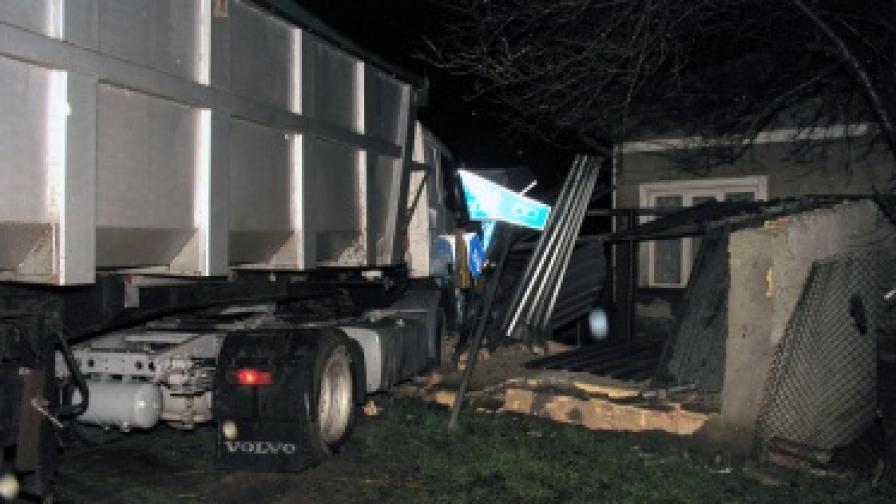 Камион се вряза в къща в Добричко  