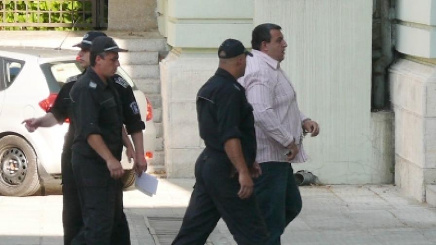 Въвеждат в Шуменския окръжен съд соченият за главатар на бандата за убийства Петър Стоянов–Сумиста
