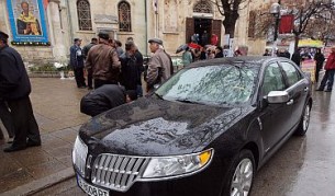 Амтомобилът, марка "Линкълн", с който митрополит Кирил пристигна днес на храмовия празник в църквата "Св. Никола"