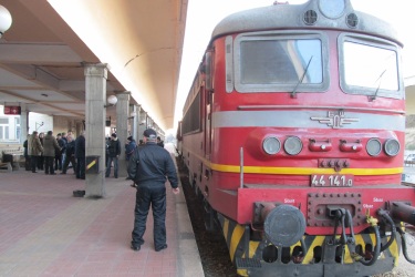 Стачката в БДЖ продължава, ръководството спира влакове