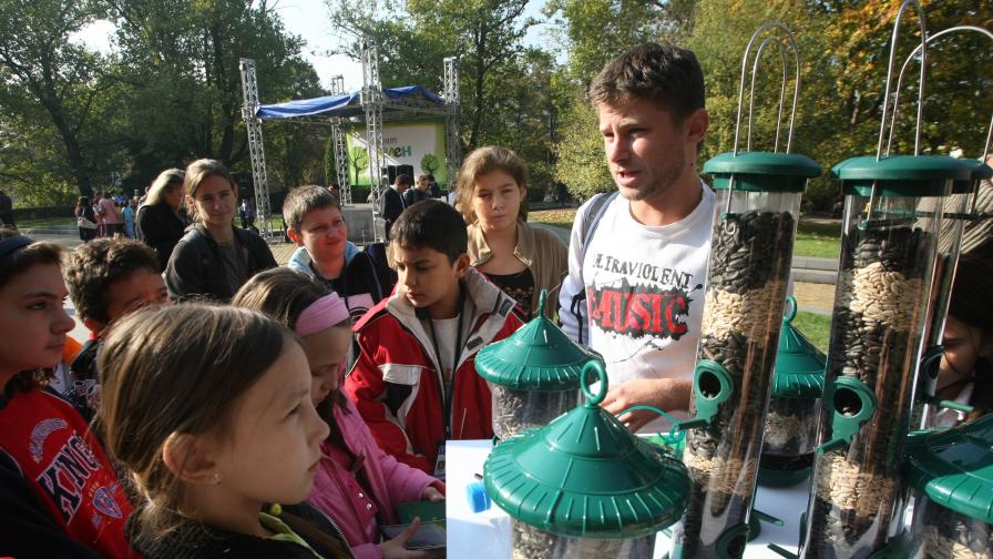 Деца поставят хранилки в София (2008 г.)