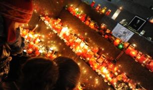 Хиляди чешки граданидойдоха тази вечер на знаменития площад "Вацлавски намести" в Прага, за да запалят свещички в памет на любимия им Вацлав Хавел