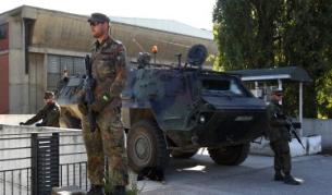 Натовски войници охраняват моста в Косовска Митровица, който разделя града на сръбска и косовска част